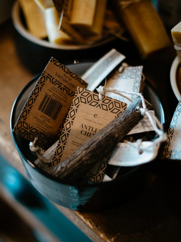 LakeDogs Tegernsee | Concept Store | Premium Hundebedarf, ausgewählte Home & Living Accessoires, selektierte Futtermarken, Leinen, Geschirre, Halsbänder, Betten, Näpfe & Groomer Pflegeprodukte