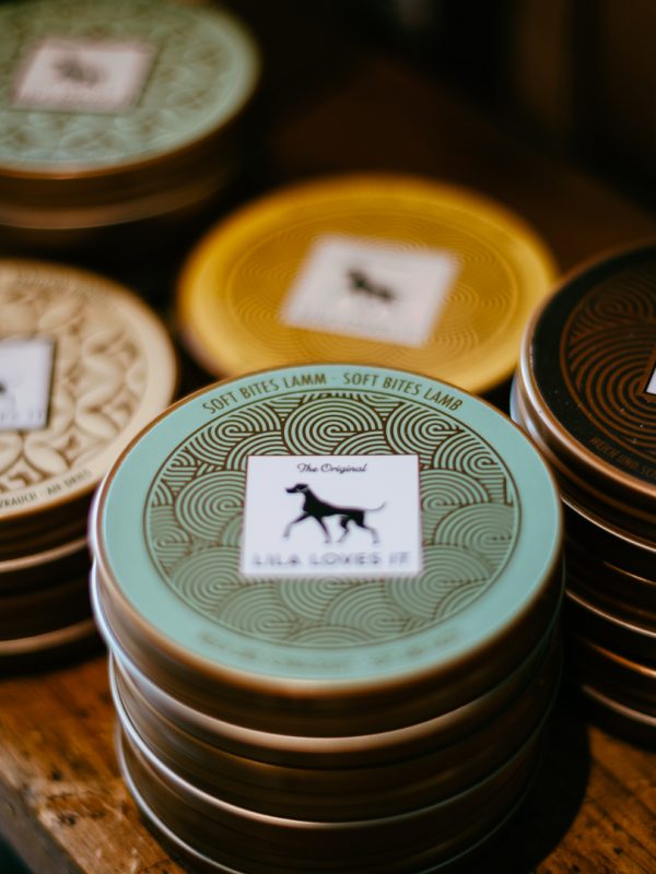 LakeDogs Tegernsee | Concept Store | Premium Hundebedarf, ausgewählte Home & Living Accessoires, selektierte Futtermarken, Leinen, Geschirre, Halsbänder, Betten, Näpfe & Groomer Pflegeprodukte