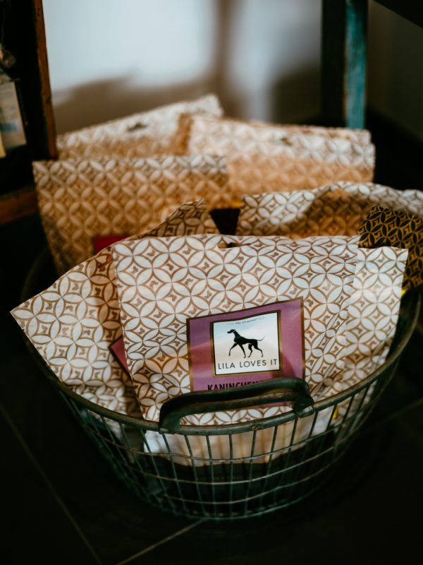 LakeDogs Tegernsee | Concept Store | Premium Hundebedarf, ausgewählte Home & Living Accessoires, selektierte Futtermarken, Leinen, Geschirre, Halsbänder, Betten, Näpfe & Groomer Pflegeprodukte