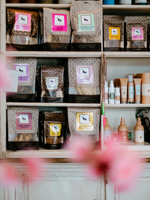 LakeDogs Tegernsee | Concept Store | Premium Hundebedarf, ausgewählte Home & Living Accessoires, selektierte Futtermarken, Leinen, Geschirre, Halsbänder, Betten, Näpfe & Groomer Pflegeprodukte