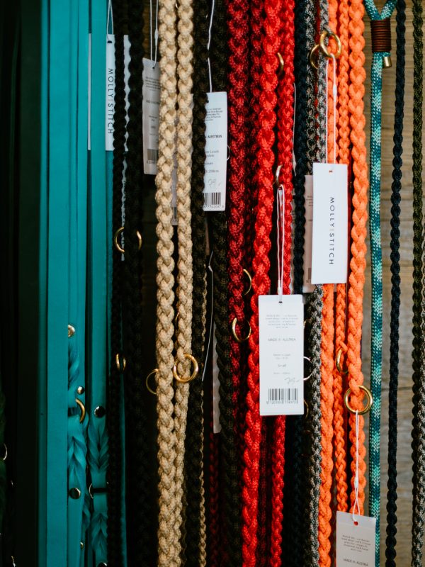 LakeDogs Tegernsee | Concept Store | Premium Hundebedarf, ausgewählte Home & Living Accessoires, selektierte Futtermarken, Leinen, Geschirre, Halsbänder, Betten, Näpfe & Groomer Pflegeprodukte